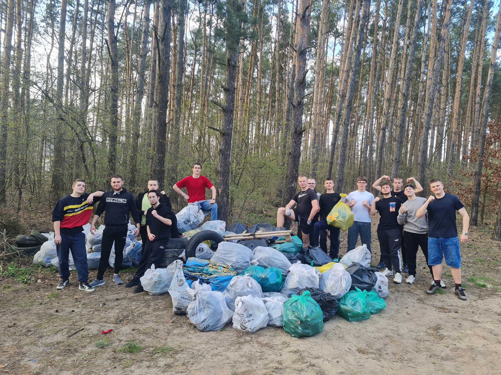Operacja Czysta Rzeka- sprzątanie lasu